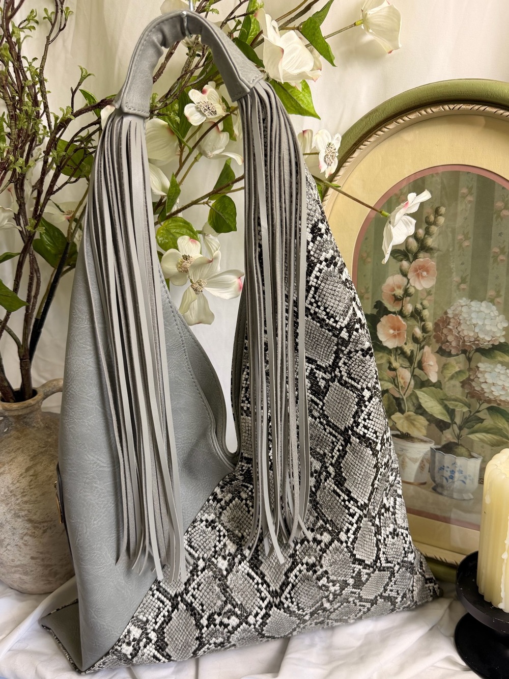 Fringed Snake-Print Shoulder boho tote Bag in Light Gray faux leather - Picture 2 of 6